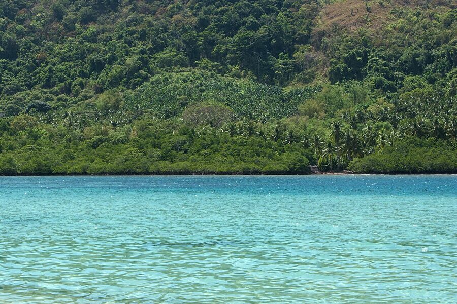 Tropical green coastline of Bacuit Bay near El Nido, Palawan
