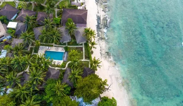 Cadlao Resort El Nido pool and beachfront