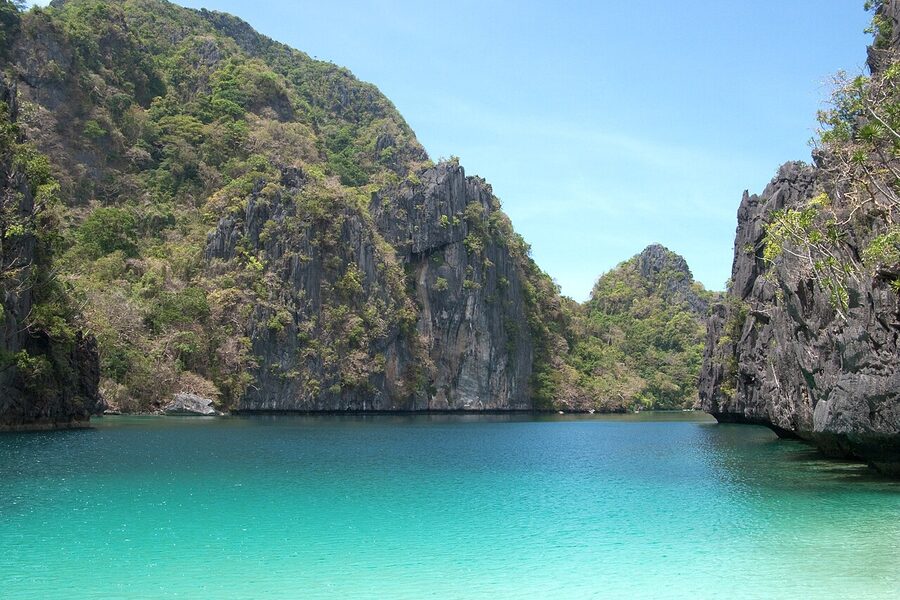 Limestone islands and turquoise water in Bacuit Bay, El Nido, Palawan