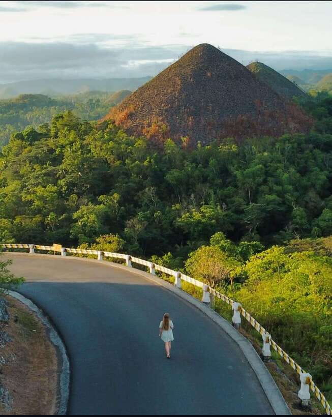 Bohol: Budget Chocolate Hills & Tarsiers -Backpacker Special - Loboc River: buffet, live music, and an extra charge