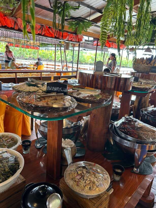 Bohol: Chocolate Hills Tour with Loboc River Cruise & Lunch - Meeting Bohol’s tiny tarsier