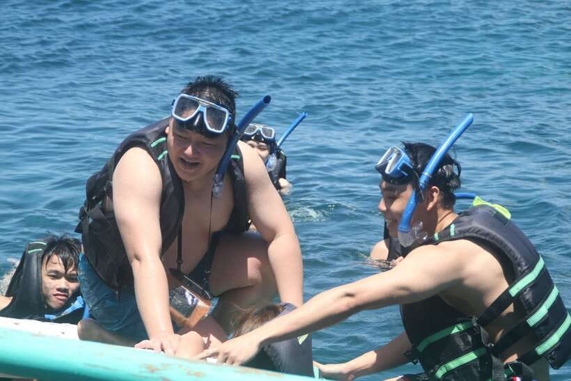 Boracay: Island and Beach-Hopping Boat Tour with Snorkeling - The lunch stop: generous food with a sea view