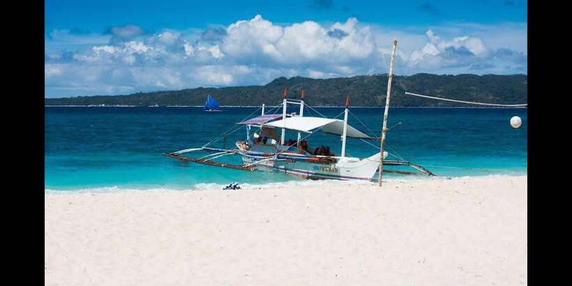 Boracay: Island Hopping Tour with Boodle Fight Lunch - Balinghai Beach and Crocodile Island