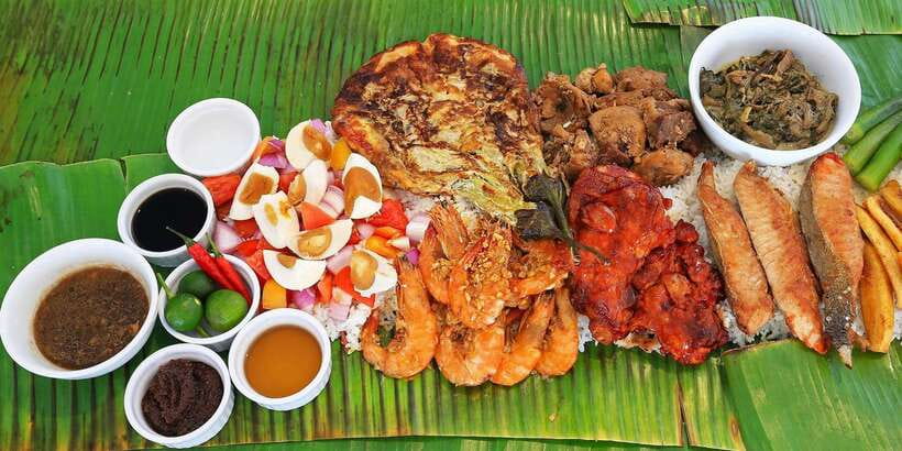 Boracay: Island Hopping Tour with Boodle Fight Lunch - Who should book this boat trip?