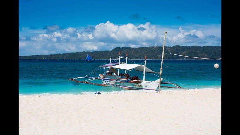 Boracay: Island Hopping Tour with Boodle Fight Lunch - Ilig-iligan Beach and Coral Garden Island