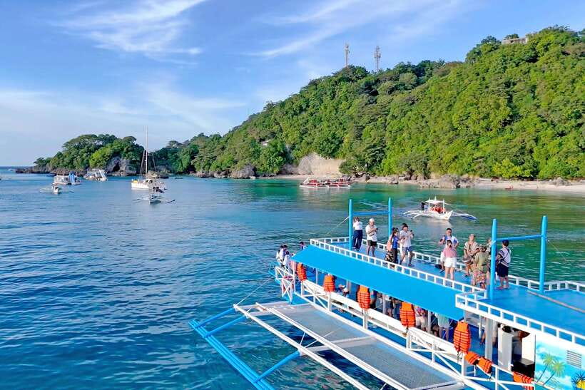 Boracay Island Rhythm Sunset Cruise - Boarding and the first minutes on the boat