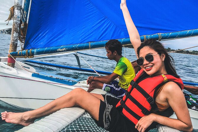 Boracay: Paraw Sailing - Boarding the bamboo double-outrigger boat