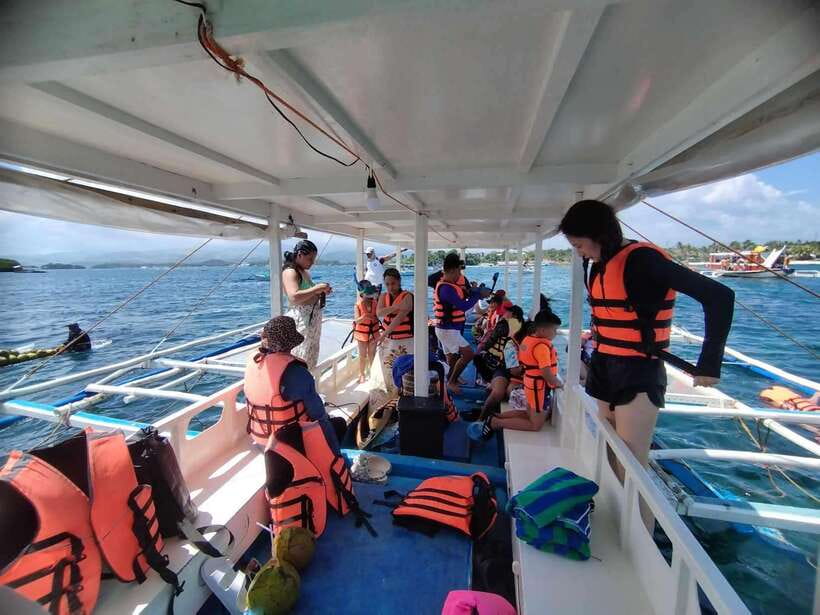 Boracay: Private Island Boat Tour and Lunch with Seaview - What this private Boracay tour actually offers
