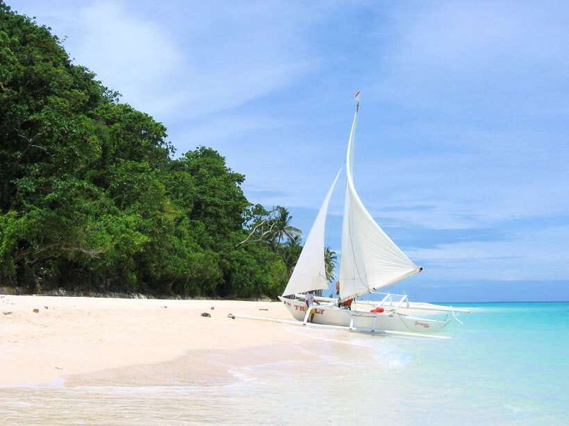 Boracay: Private Traditional Bamboo Boat Sailing Tour - One Hour of Wind, Spray, and Island Views