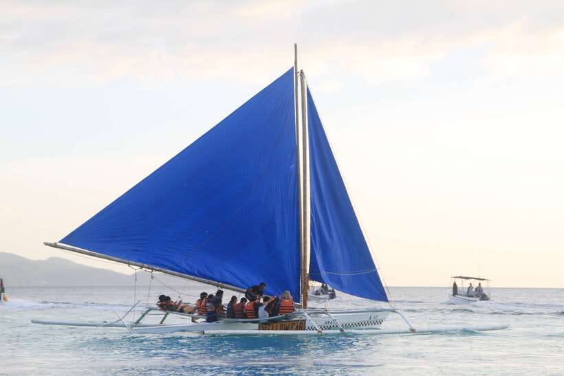 Boracay: Private Traditional Bamboo Boat Sailing Tour - Boarding a Traditional Bamboo Paraw