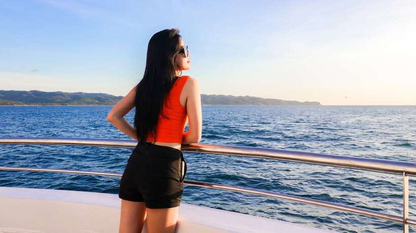 Boracay: Scenic Sunset Cruise with Live Music - Picking the right deck on the Diamond Yacht
