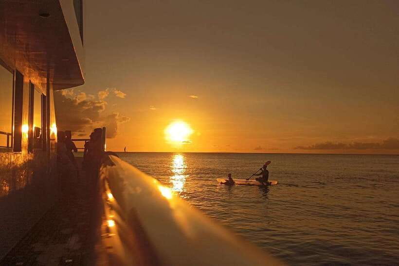 Boracay: Sunset Boat Party with Snacks - Getting off the boat and staying comfortable