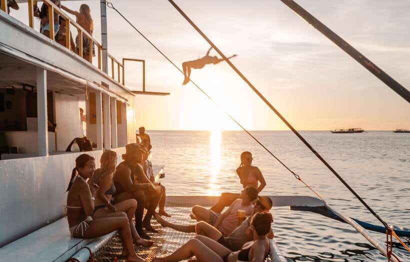 Boracay: Sunset Cruise Boat Party by Haqqy Life - The first boat ride and the changing evening light