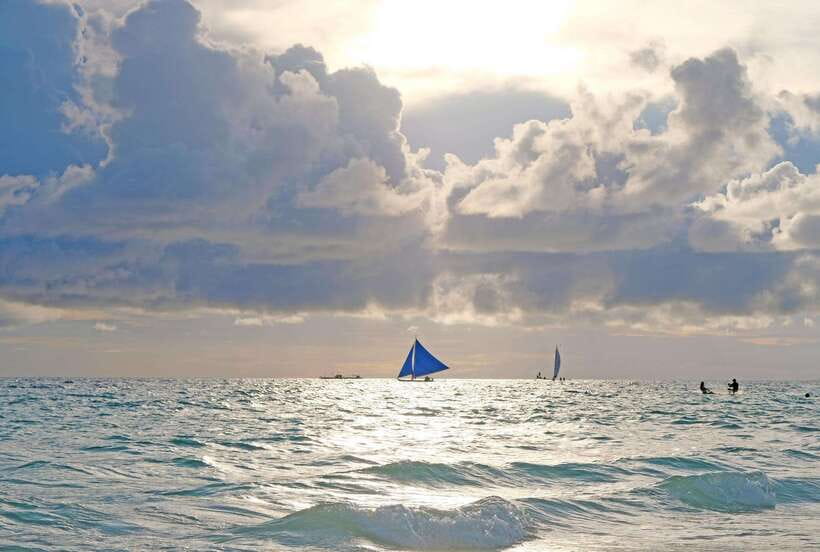 Boracay: Sunset Paraw Sailing Trip - Boarding the bamboo paraw