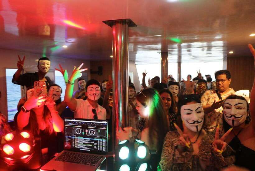Boracay: Ultimate Party Cruise aboard the Andy World Yacht - Meeting at White Beach and getting aboard
