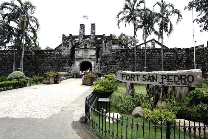 Cebu Group Tour: Best Cebu City Tour - Magellan’s Cross and the Basilica del Santo Niño