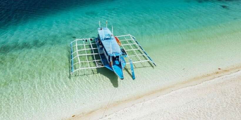Coron: Barracuda Lake, Skeleton Wreck, Twin Lagoon Boat Tour - Smith Beach turns lunch into part of the experience