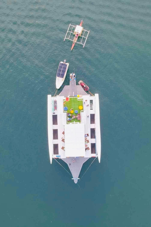 Coron Island: Premier Trimaran Tour - Food, dietary requests, and onboard service