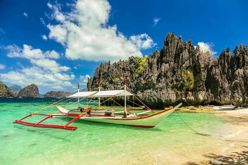 Coron: Off-Bay Islands, Lagoons and Lakes Hopping Tour - Guides, photos, and the feel of the day