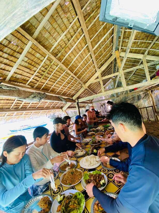 Coron/Palawan: Coron Super Ultimate Tour with Lunch - Lunch on a white-sand beach