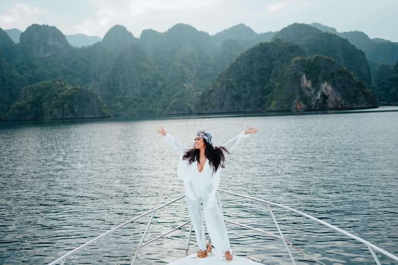 Coron: Private Island-Hopping Tour on a Yacht or Speedboat - Barracuda Lake and the underwater scenery