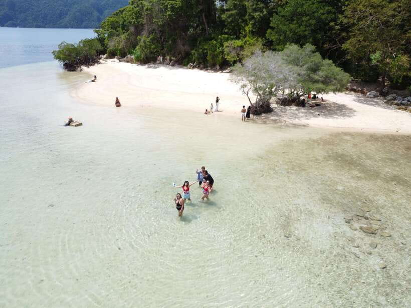 CORON TOUR - PRIVATE BOAT RENTAL with LUNCH (7 Destinations) - Skeleton Wreck for an easy snorkel stop