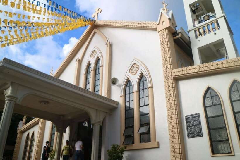 Coron: Town Tour with Maquinit Hot Spring - The souvenir center and the I Am Coron sign
