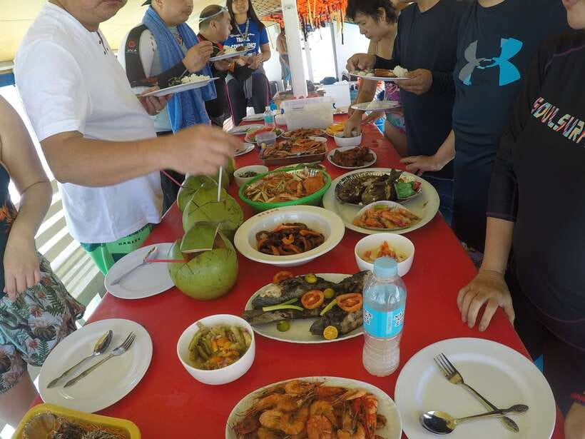 Dumaguete: Dolphin Watching & Manjuyod Sandbar Private Tour - A seafood lunch on the boat