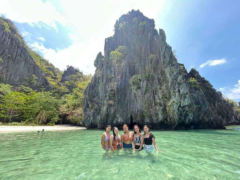 El Nido: Shared Island Hopping Tour C with Buffet Lunch - Helicopter Island brings an easy first look at the reef