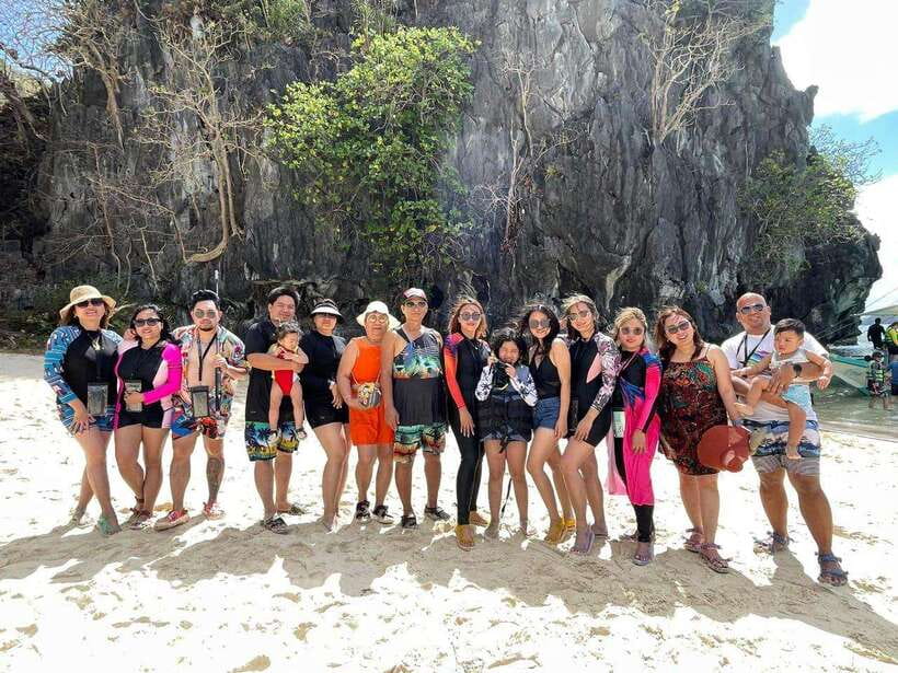 EL NIDO: Sharing/Joiner Island Hopping Tour A w/BUFFET LUNCH - Seven Commandos Beach starts the day gently