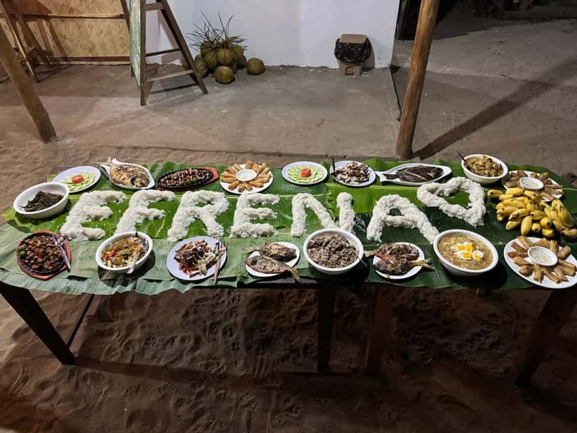 El Nido, Sibaltan: Family Dinner, Bonfire and Karaoke - The 7:00 PM boodle fight dinner