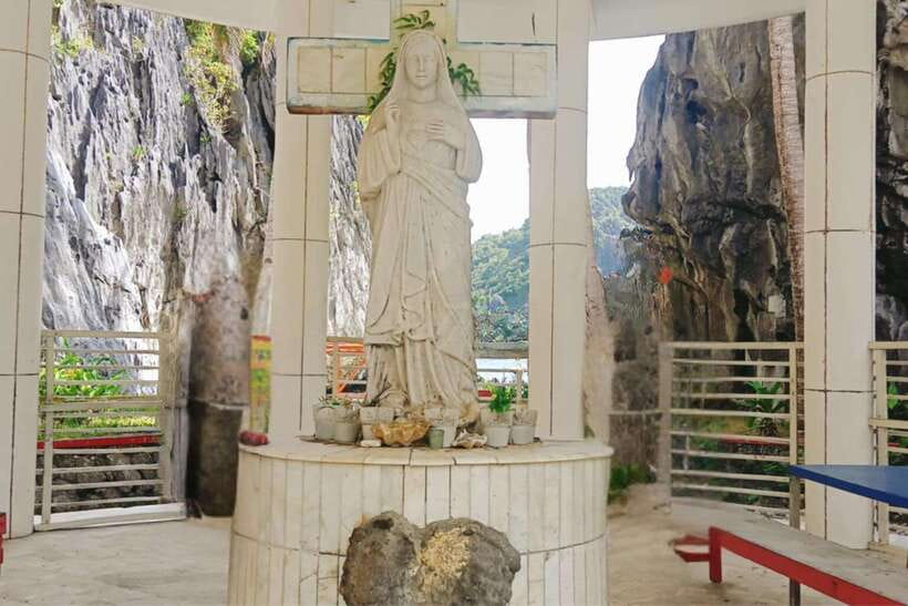 El Nido: Tour C to Hidden Beach, Helicopter Island & More - Secret Beach is the day’s most unusual entrance