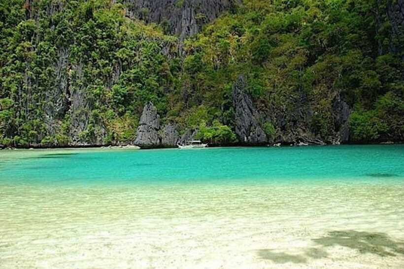 El Nido: Tour D with Cadlao Lagoon, Paradise Beach & More - The boat, crew, and shared-group experience