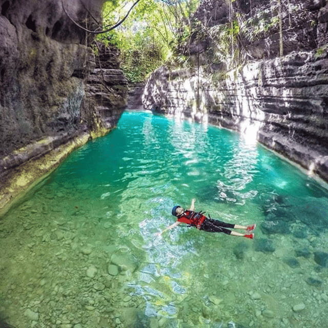 Kawasan Falls Canyoneering Transfers from Cebu with Lunch - The guide makes the difference