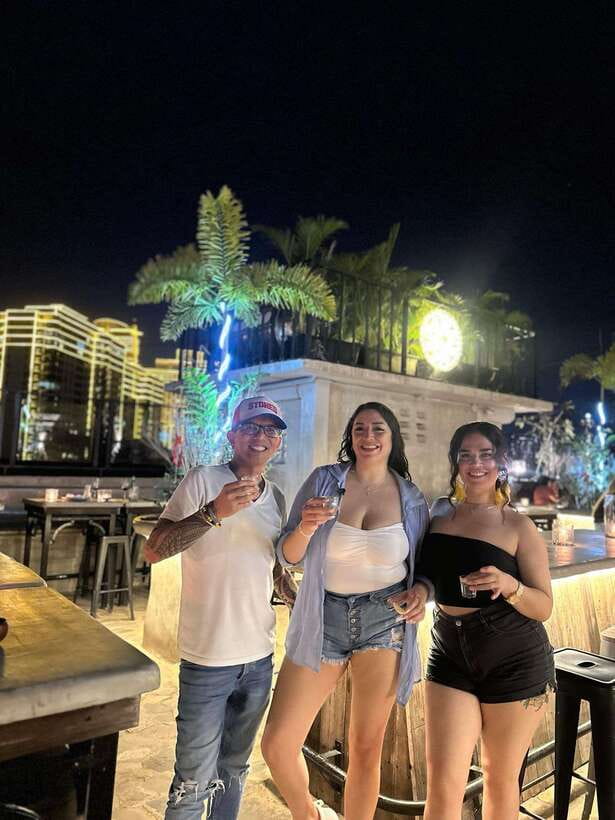 Makati: Rooftop Bar Hopping Tour with Venus - Venus makes the evening easier