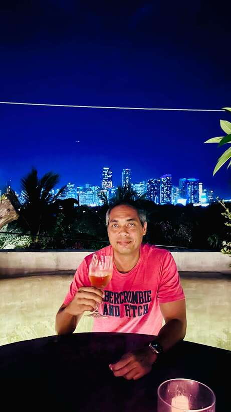 Makati Rooftop Barhopping with Local Guide - The Makati skyline is the main event