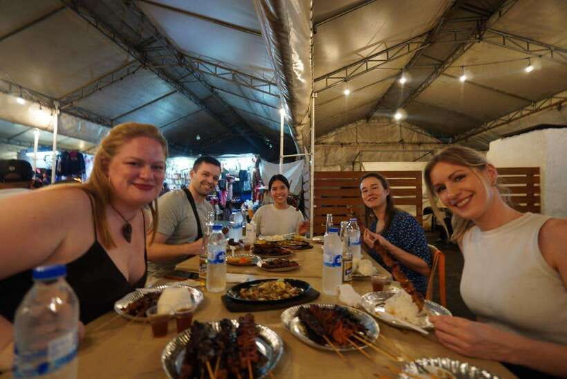 Makati: Street Food Experience with a Local Guide - Filipino street food without an English menu