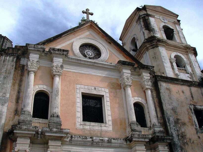 Manila: Filipino Historic Walking Tour in Intramuros - The old walls reveal Intramuros as a fortress