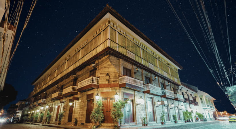 MANILA HALF-DAY TOUR (4HRS) - Casa Manila turns history into daily life
