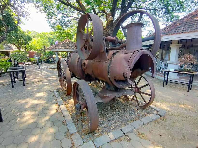 Manila: Rich History of Intramuros Private Tour - Plaza de Roma and Manila Cathedral