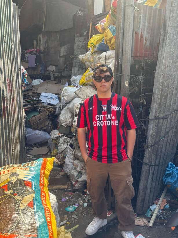 Manila slums: happy land, smokey mountain and ugbo food tour - Binondo churches and downtown Manila
