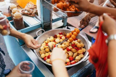 Manila: Street Food and Drinks Walking Tour with Tastings - Walking through Binondo’s crowded food streets