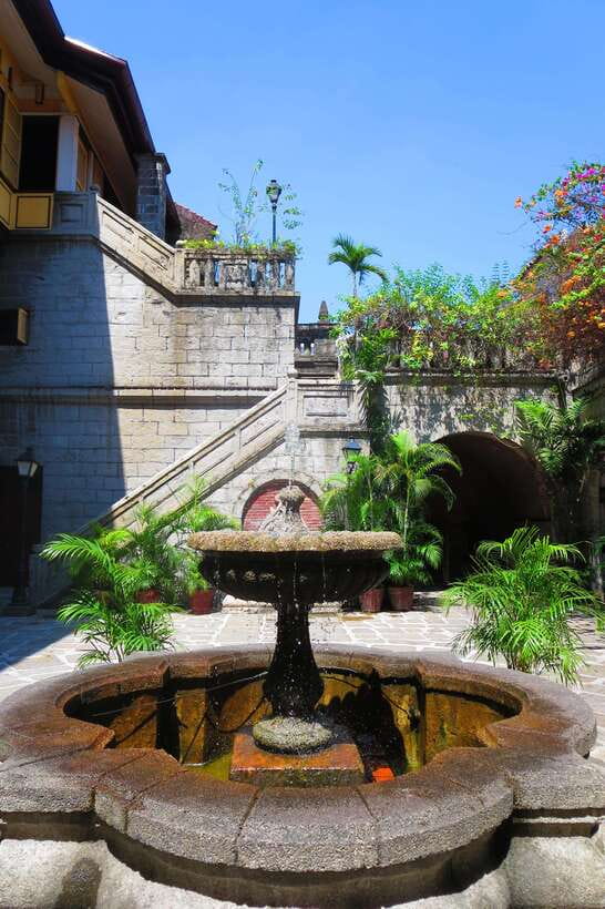 Manila-Tagaytay: Explore Culture & Nature in One Day - Fruit stands and a practical lunch break