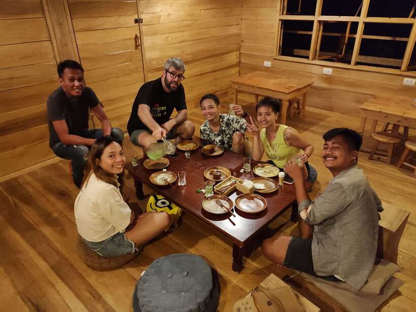 Panglao Bohol Island: Alona Beach Pub Crawl with Drinks - Meeting people from around the globe