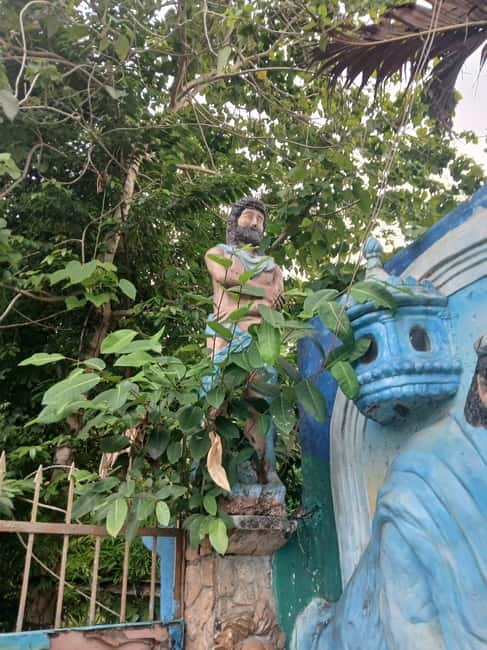 Panglao: Seastar Abandoned Mansion & Art Exhibit - The gate, courtyard, and first impression