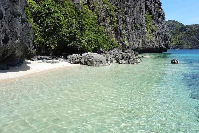 PRIVATE El Nido Tour D Island Hopping - Ipil Beach: a brief first stop