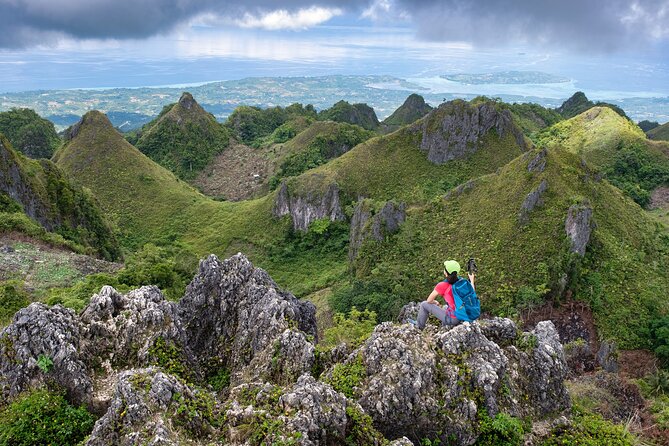 Private Kawasan Falls and Osmena Peak Day Trip from Cebu City - The short walk into Kawasan Falls