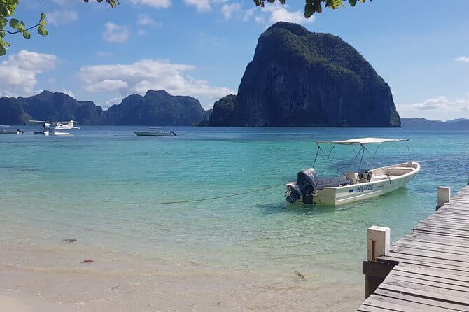 Private Seaplane Transfer from El Nido to Busuanga, coron Palawan - Meeting the pilot before takeoff