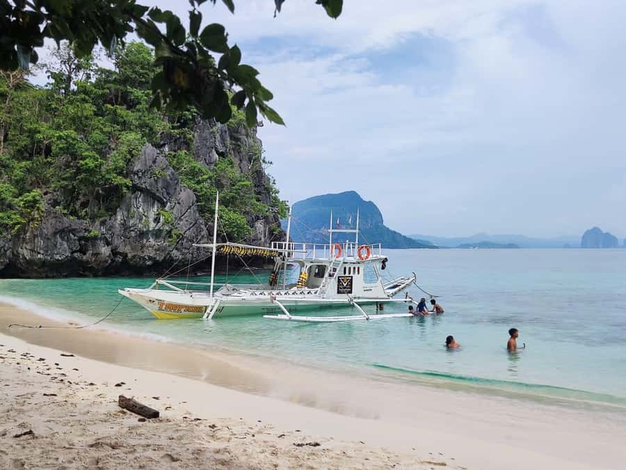 Private tour of the most outstanding beaches in El Nido - Big Lagoon: the dramatic opening stop