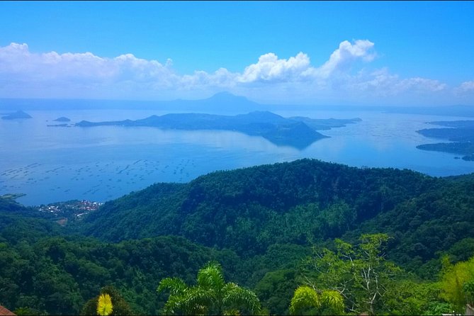 Spectacular Manila to Tagaytay: Full-Day Sightseeing Tour - Riding the jeepney to People’s Park in the Sky